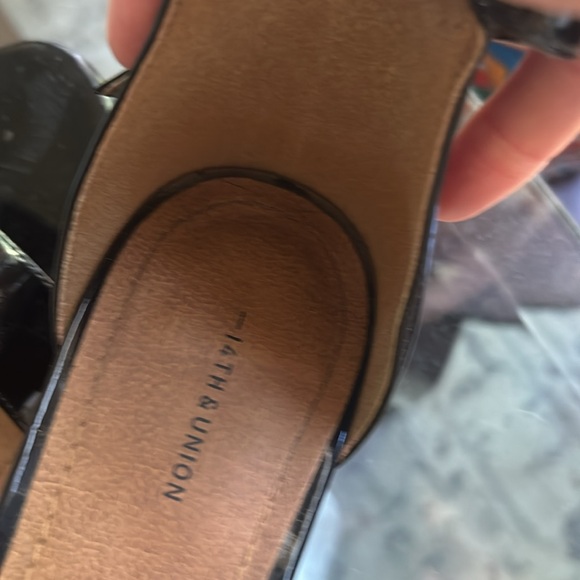 Gorgous black patent leather sandals for all occasion 9 barely worn name brand - Picture 5 of 7